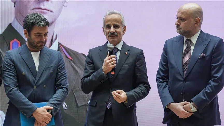 Ulaştırma ve Altyapı Bakanı Uraloğlu, "Bak Postacı Geliyor" filminin özel gösterimini izledi