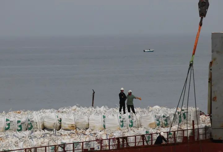 Kocaeli'de karaya oturan gemideki yükün tahliyesine başlandı