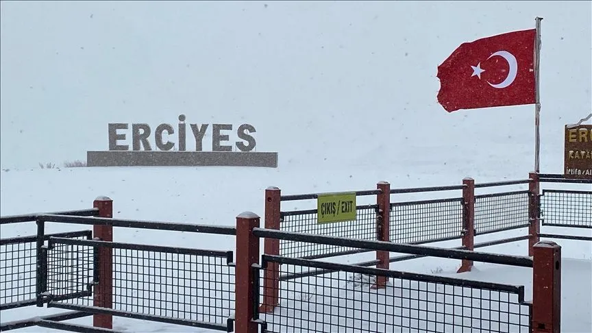 İç Anadolu'nun zirvesi Erciyes'te kar etkili oluyor
