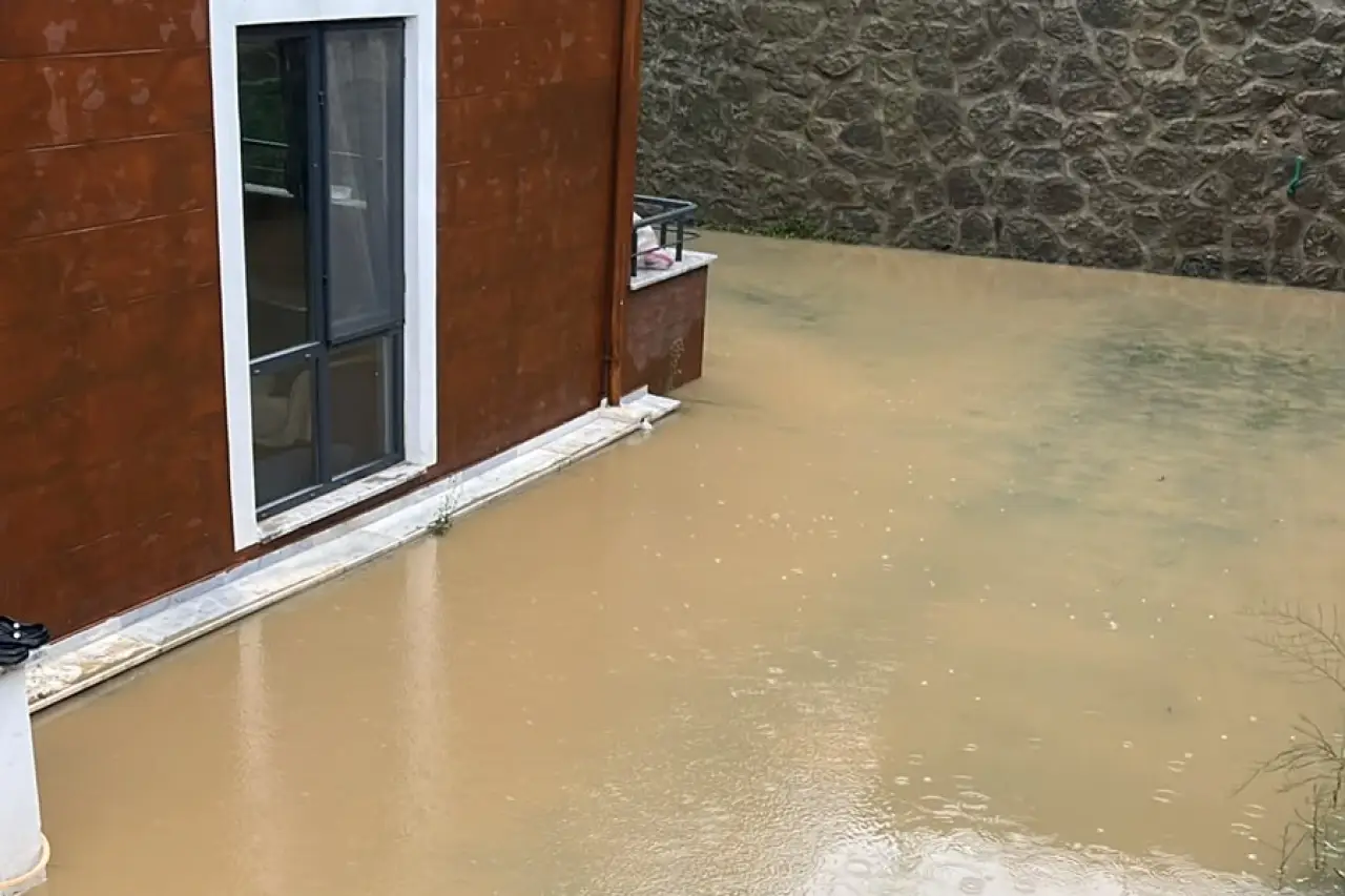 Kocaeli’de Yurttaşlar Ev Ve İş Yerlerindeki Suyu Kendi İmkanlarıyla Tahliye Ediyor