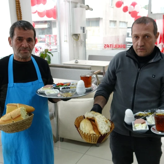 11 Çeşit Ürünle Servis Ediyor: 150 TL'lik Serpme Kahvaltı İlgi Odağı Oldu