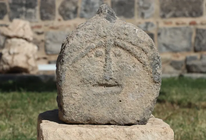 Diyarbakır’da ‘Emojili asker mezar taşı’ sergilenmeye başlandı