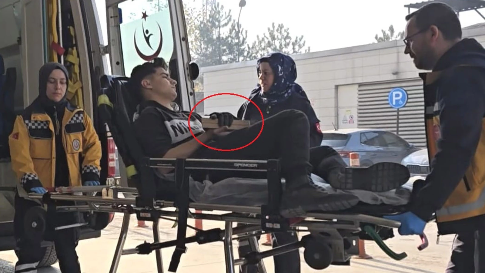 Bursa'da bir garip olay: Ahşap parçasını yanlışlıkla eline çaktı