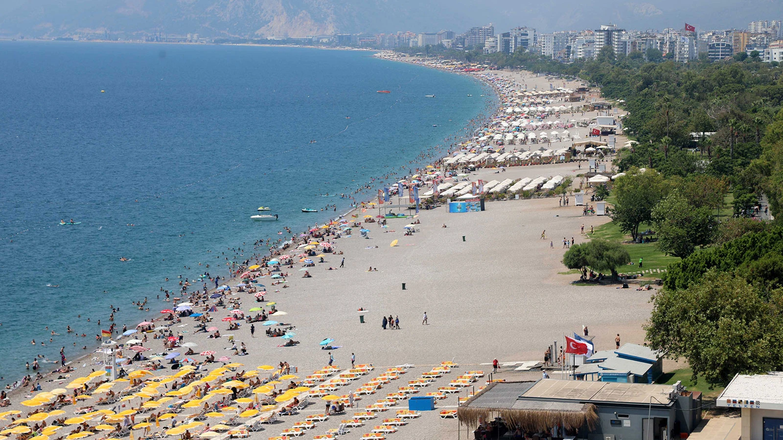 Sıcaktan bunalan Antalyalılar, Konyaaltı Sahili'nde serinledi