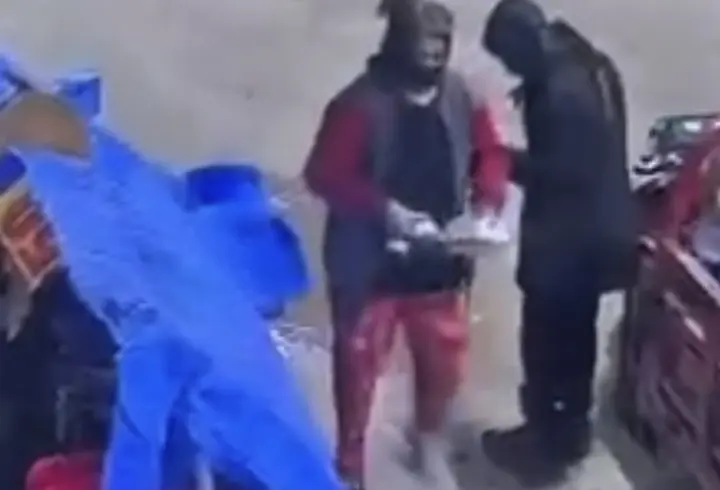 Prefabrik çarşıdaki ayakkabı hırsızlığı kamerada