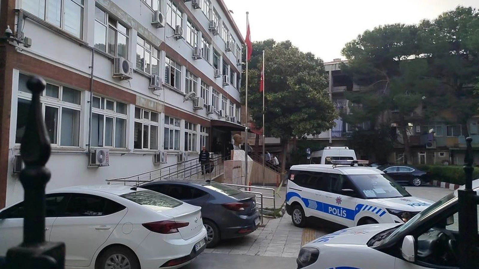 Kemalpaşa Belediyesi'ne yönelik usulsüzlük operasyonunda 2 tutuklama