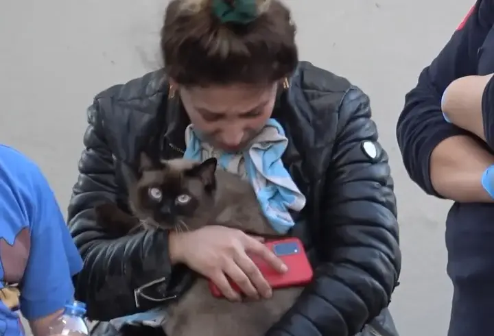 Sivas'ta evleri yanan aile, birbirlerine sarılıp ağladı