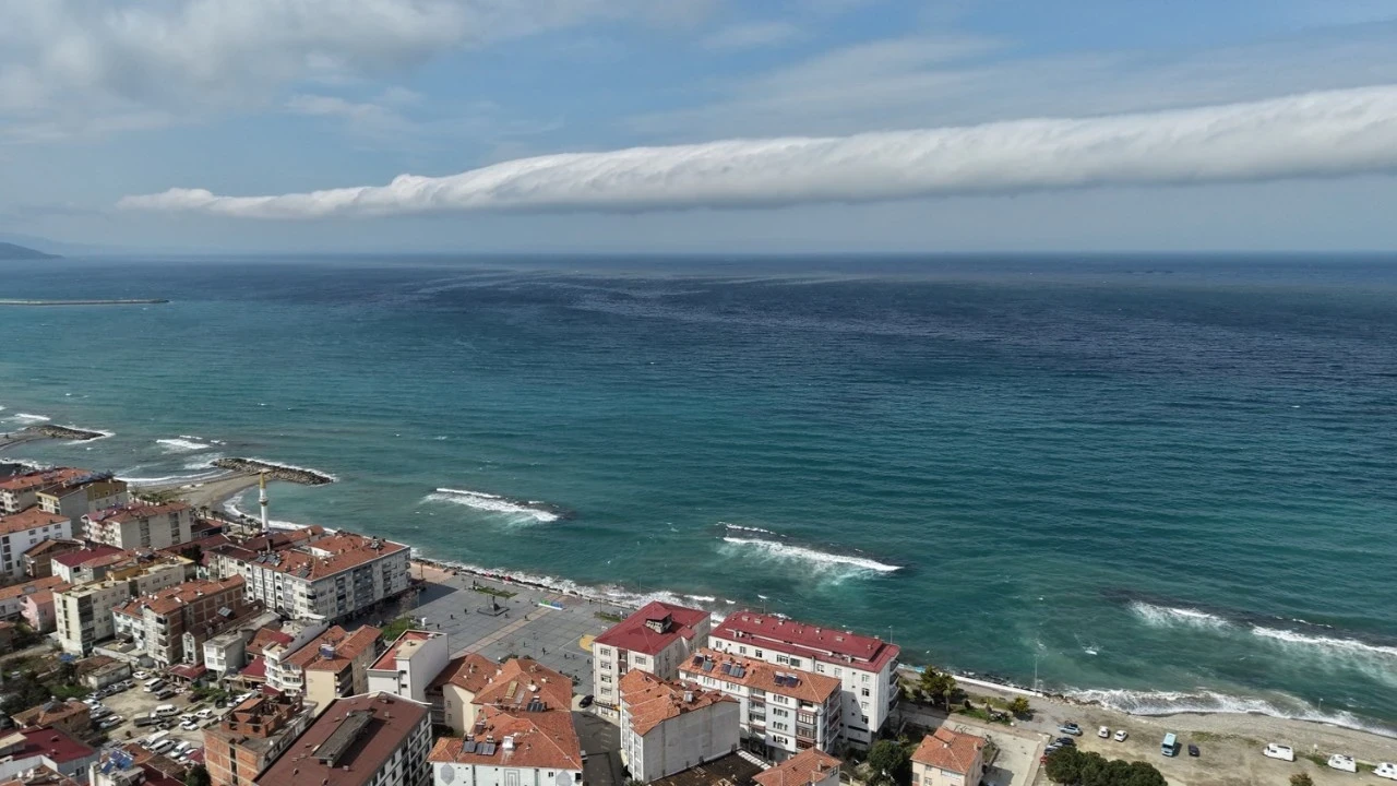 Karadeniz'de nadir doğa olayı: Rulo bulut görüldü