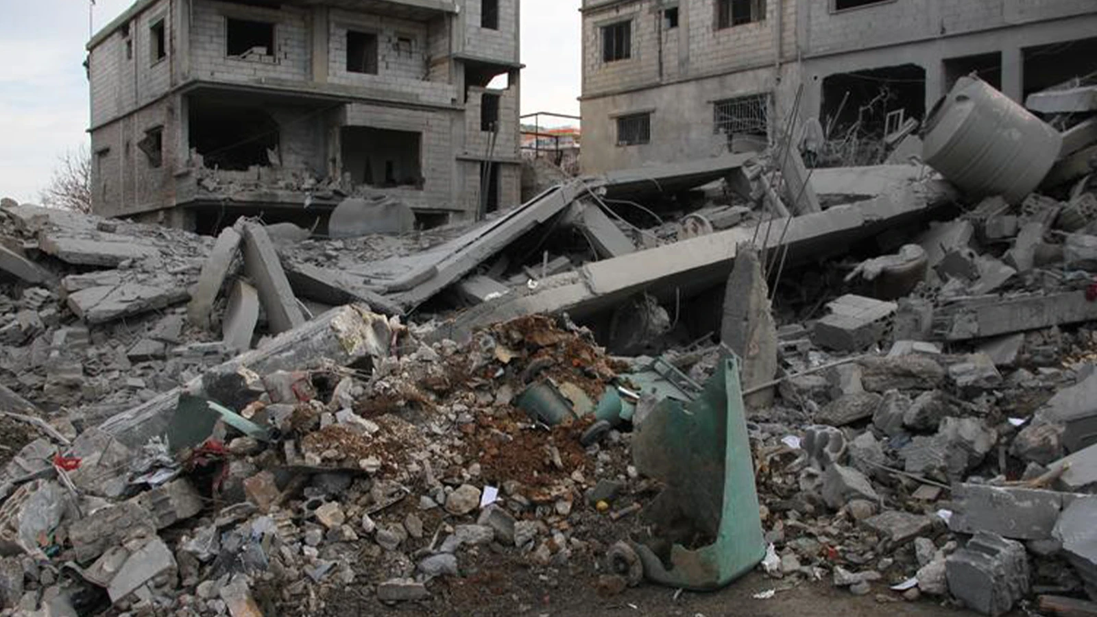 İsrail, Lübnan'ın güneyinde bir evi bombaladı: Ölüler var