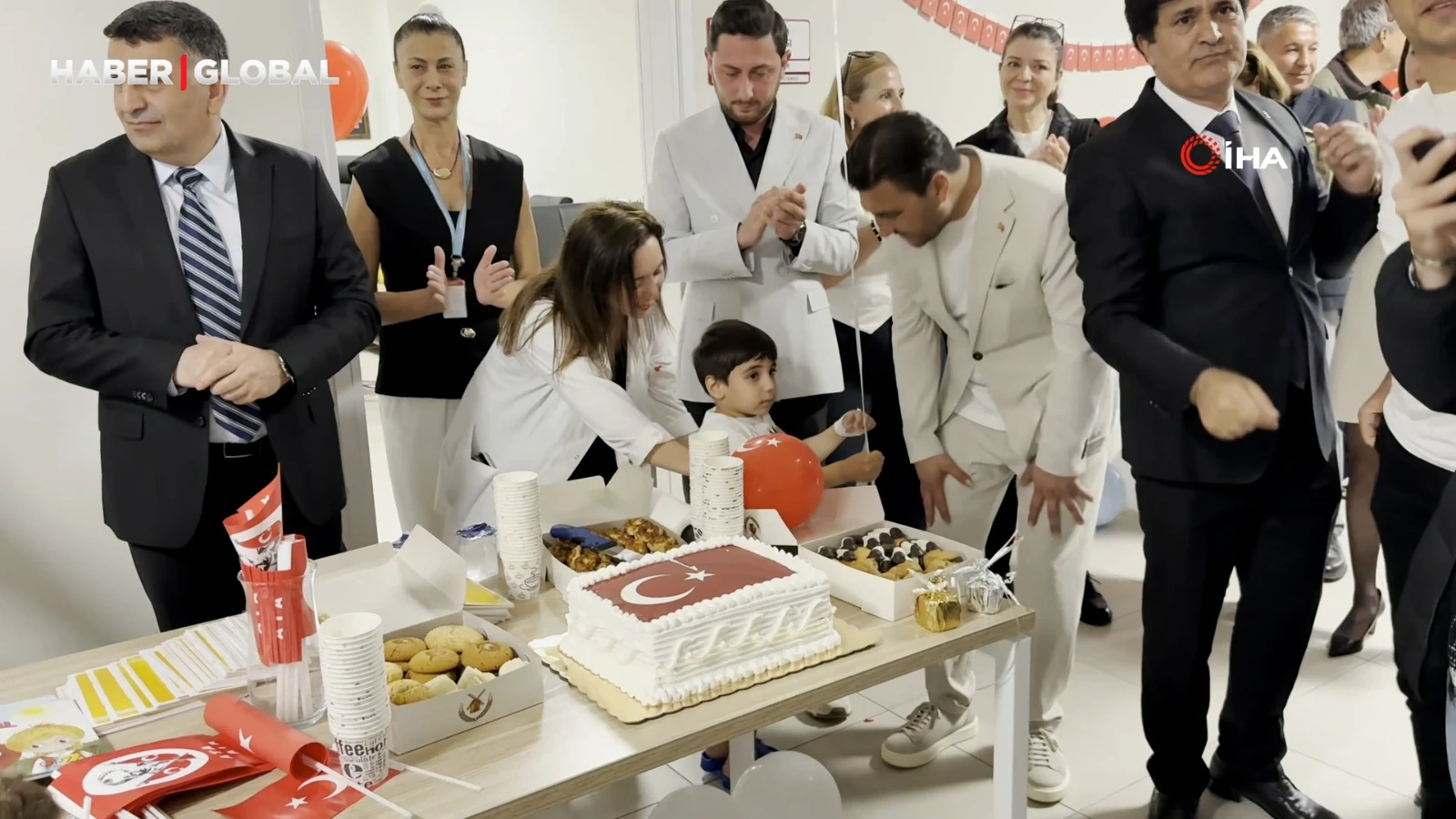 Hastanede tedavi gören çocuklara 23 Nisan sürprizi