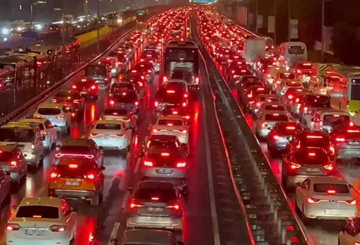 İstanbul'da trafik yoğunluğu yüzde 83'e çıktı