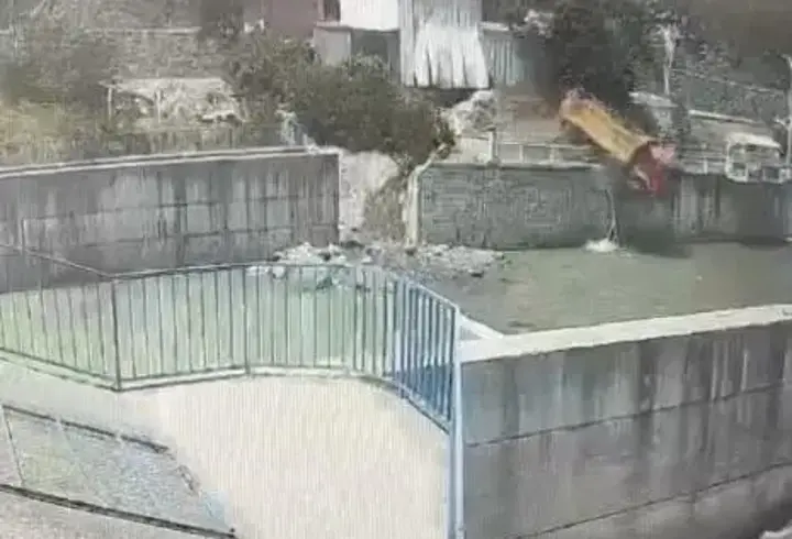 Oto yıkamacıya getirilen kamyon, dereye düştü; o anlar kamerada