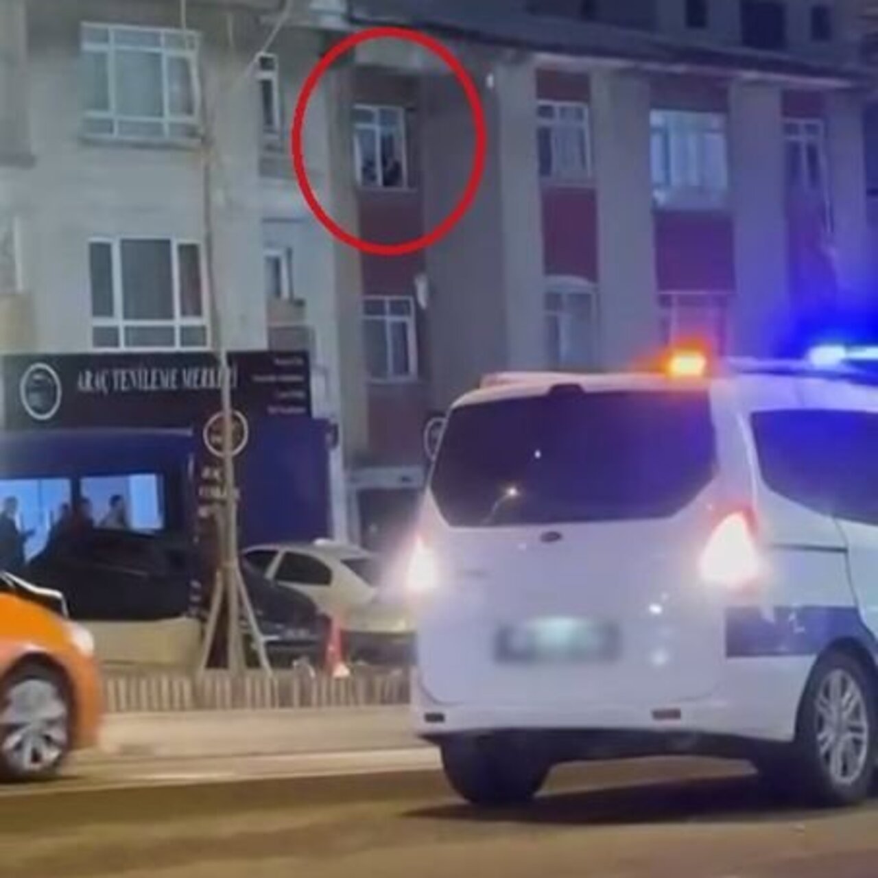Polislere silah doğrulttu, bacağından vurularak etkisiz hale getirildi