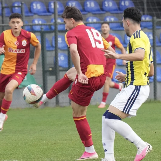 Günün İlk Derbisinde Muhteşem Geri Dönüş: Galatasaray'dan Üç Gollü Galibiyet