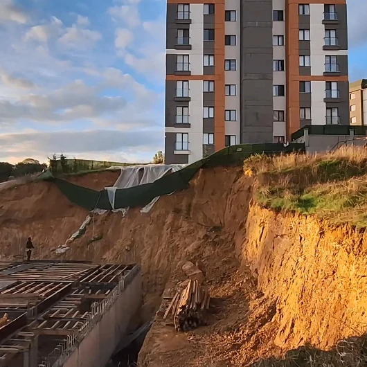 Pendik’te 9 Katlı Bina İçin Tahliye Kararı! Yağmur Sonrası Korkutan Görüntü