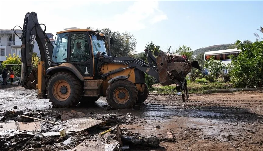 İzmir Foça'daki afetin yaraları sarılıyor
