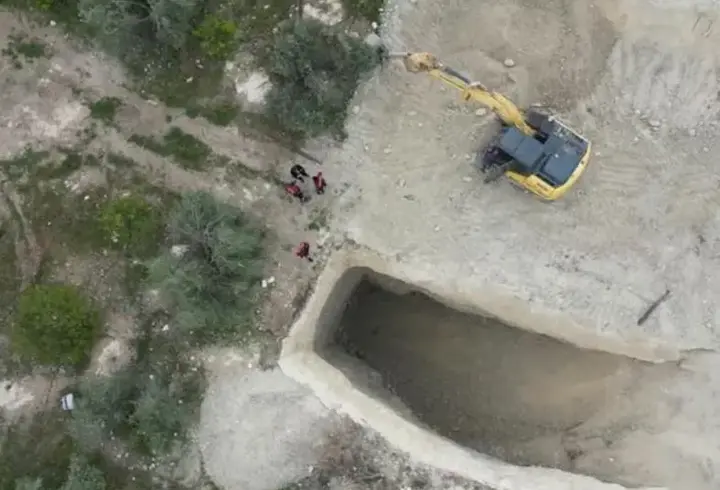 İş makineleriyle kaçak kazı yapan 2 şüpheli yakalandı