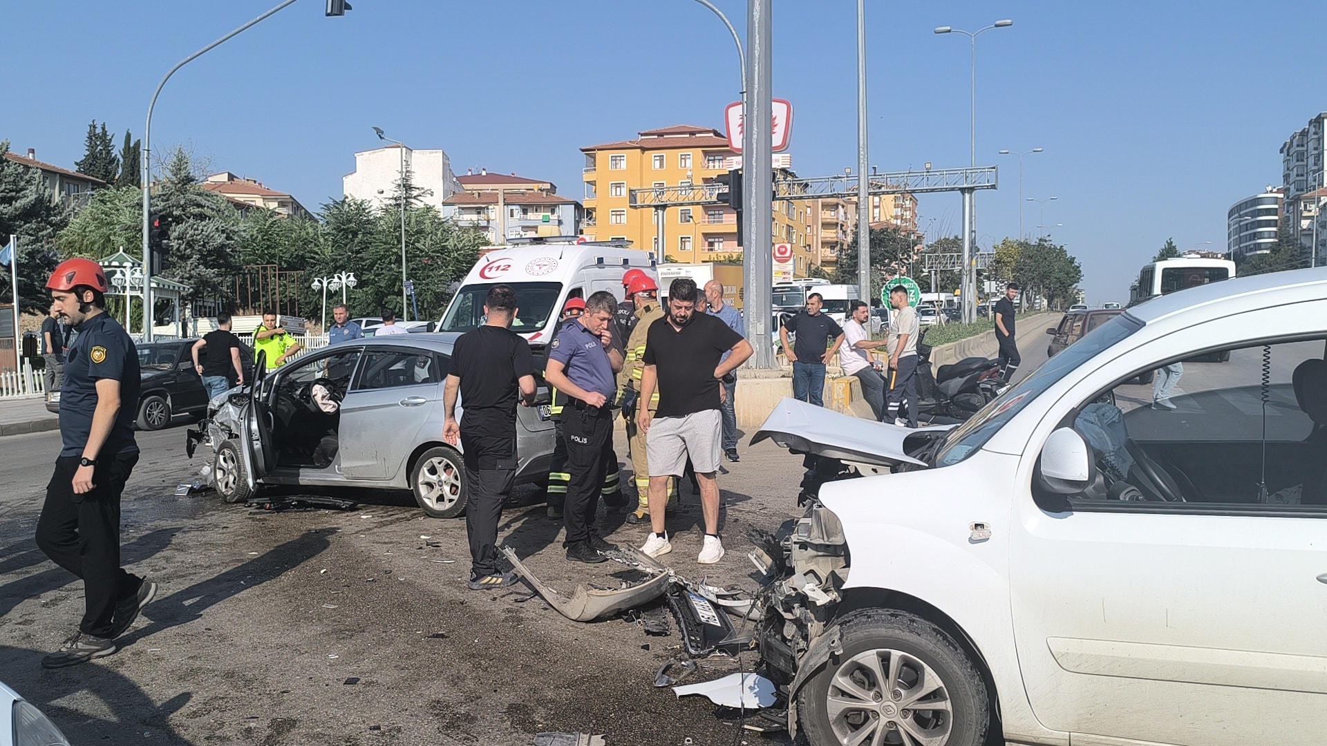 Sivil polis aracı ve otomobil çarpıştı, 2'si polis 3 kişi yaralandı