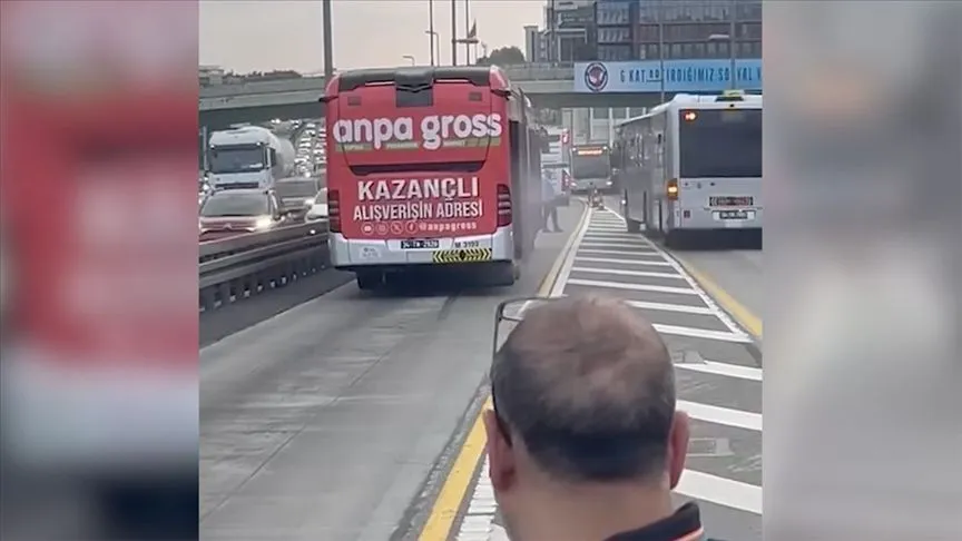 Bakırköy'de motor kısmından duman yükselen metrobüsteki yolcular tahliye edildi