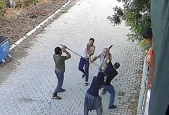 Miras anlaşmazlığı kavgasında tüfekle vurduğu oğullarını, yerde tekmelemiş