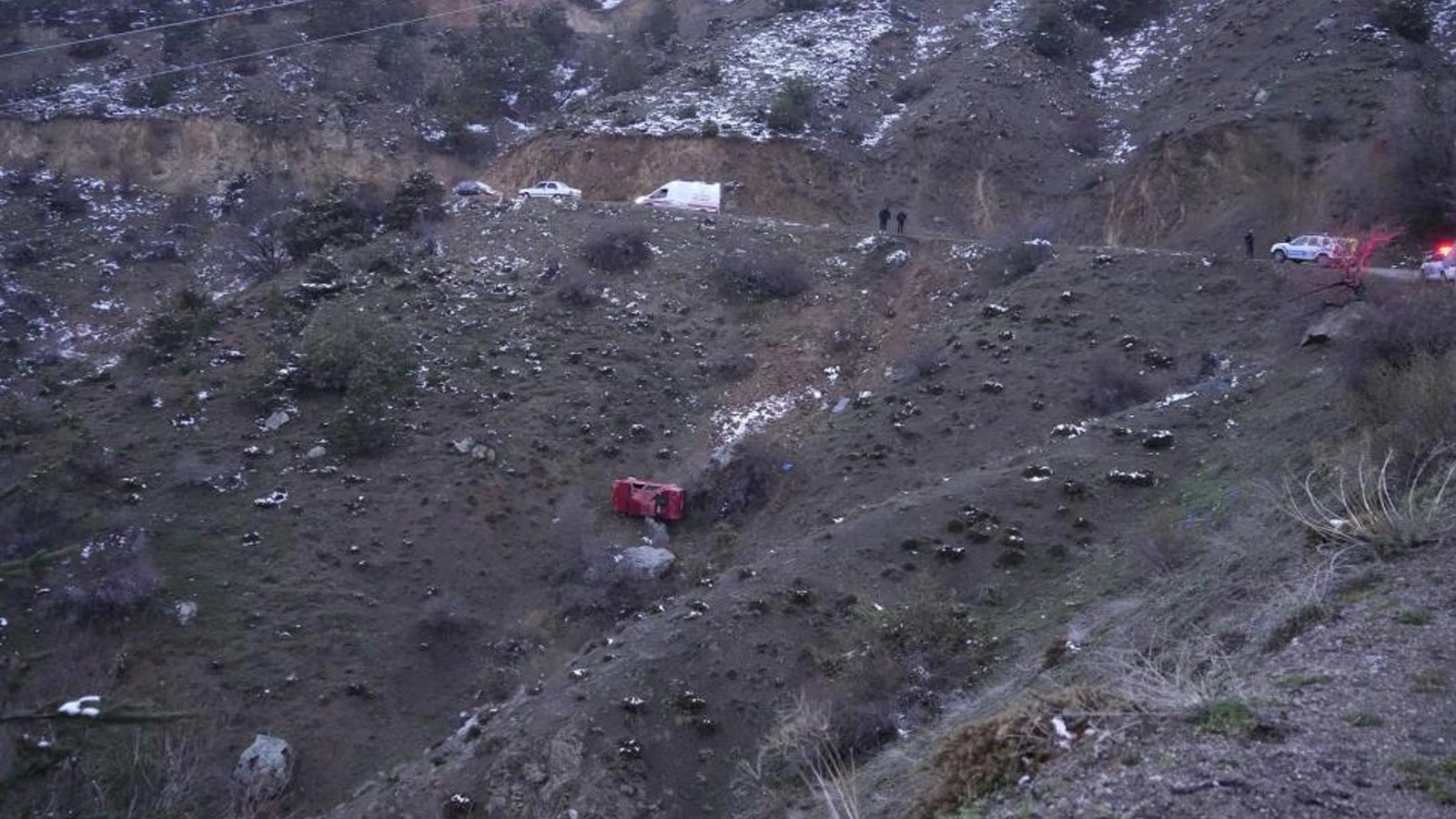 Kontrolden çıkan araç uçuruma yuvarlandı: Yaralılar var