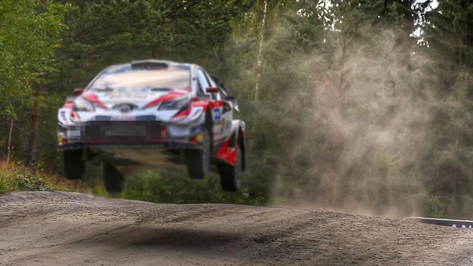 Rallide feci kaza: Takla atan araç seyircilerin arasına daldı
