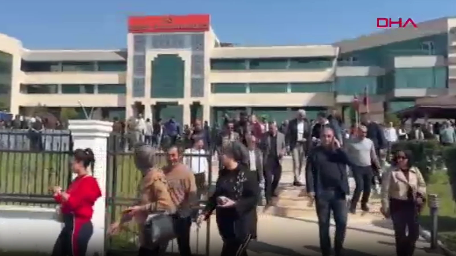 Antalya'da kaymakamlık binasında silah sesleri duyuldu!