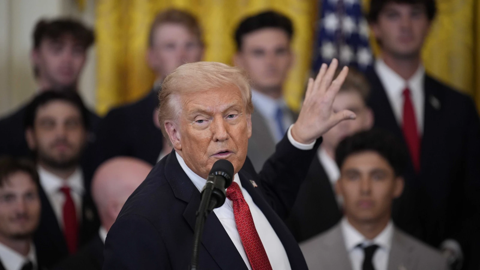Trump: Bir helikopterimiz vuruldu, birkaç kişi yaralandı