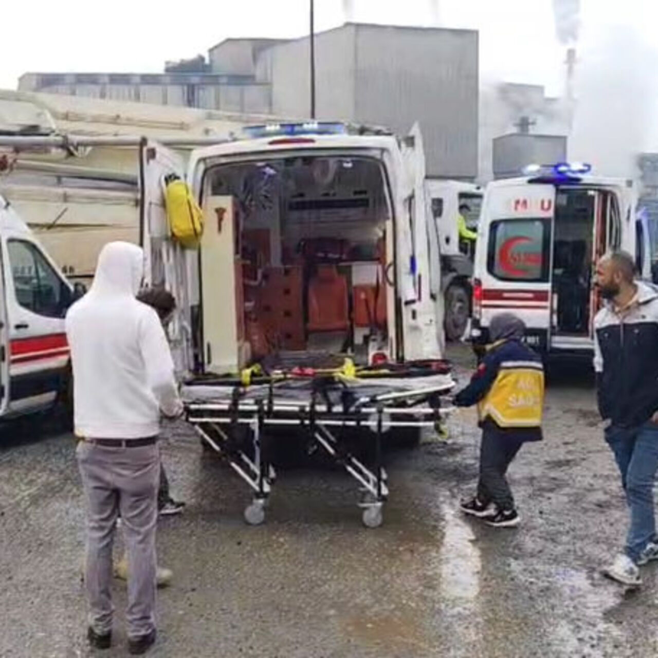 Otomobil ile kamyon çarpıştı: 5 yaralı