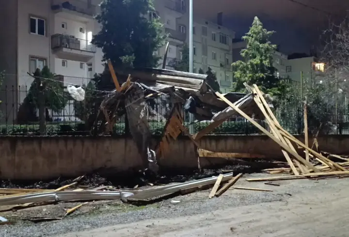 Bursa'da lodos çatıları uçurdu; araçlar zarar gördü 