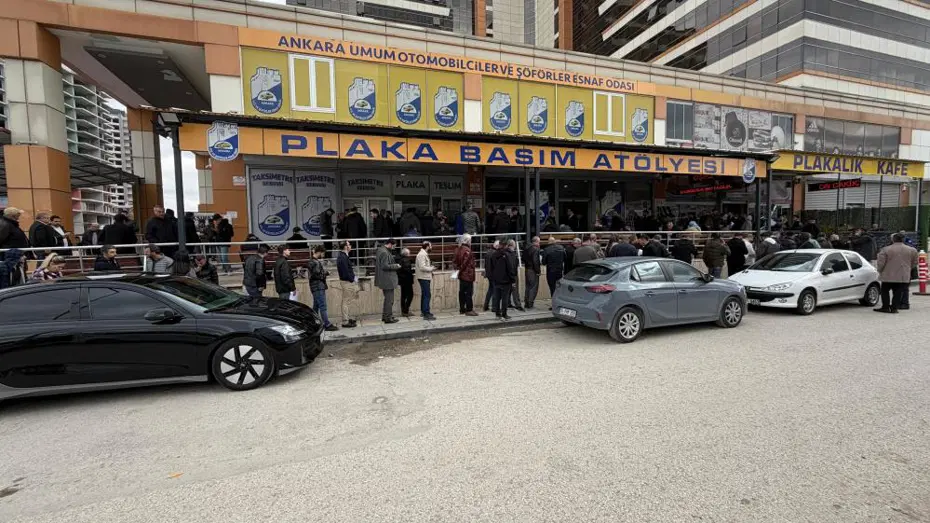 APP plaka değişiminde son gün yoğunluğu. Uzun kuyruklar oluştu