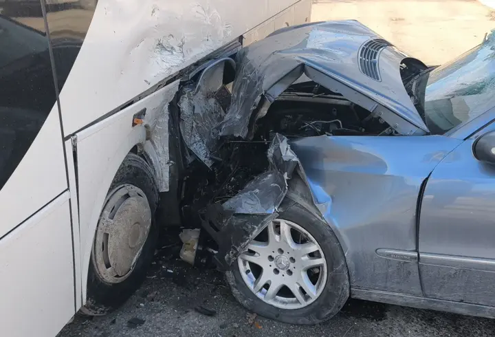 Kütahya’da otomobil park halindeki işçi servisine çarptı: 2 yaralı