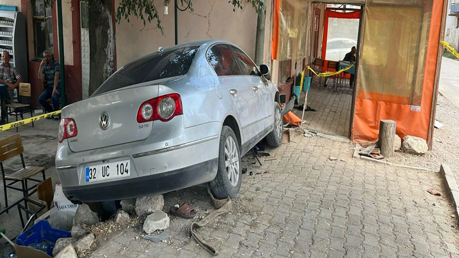 Otomobil, kahvehaneye girdi: 1 ölü, 2 yaralı