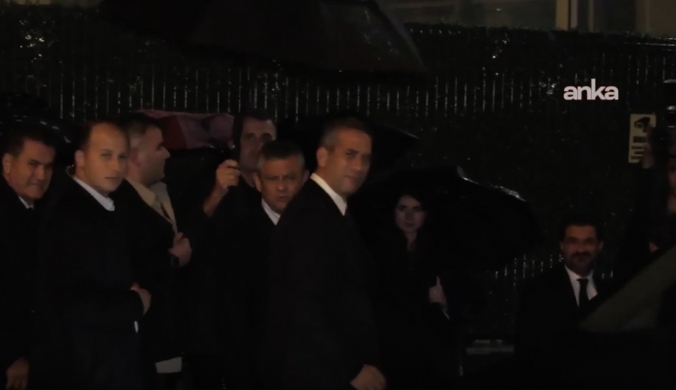 Özgür Özel’den kayyum atanan Halk TV’ye dayanışma ziyareti