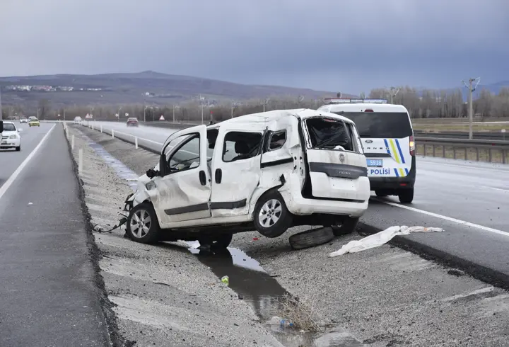 TIR'a çarpan hafif ticari aracın sürücüsü ağır yaralandı