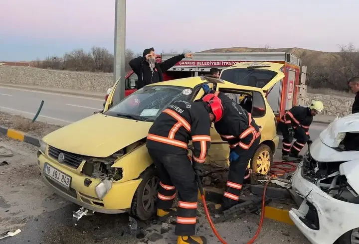 Çankırı'da 2 otomobilin karıştığı kazada 6 kişi yaralandı