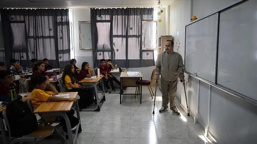 Yanlış iğneyle engelli kalan Veli öğretmen 22 yıldır azmiyle öğrencilerine örnek oluyor