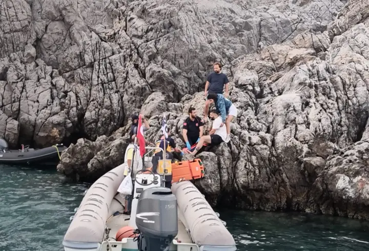 Bodrum'da can pazarı! Bot kayalıklara çarptı: 4 yaralı