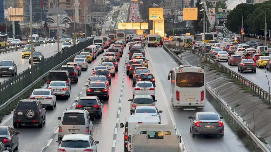 İstanbul'da trafik kilit! Yoğunluk yüzde 90'a çıktı