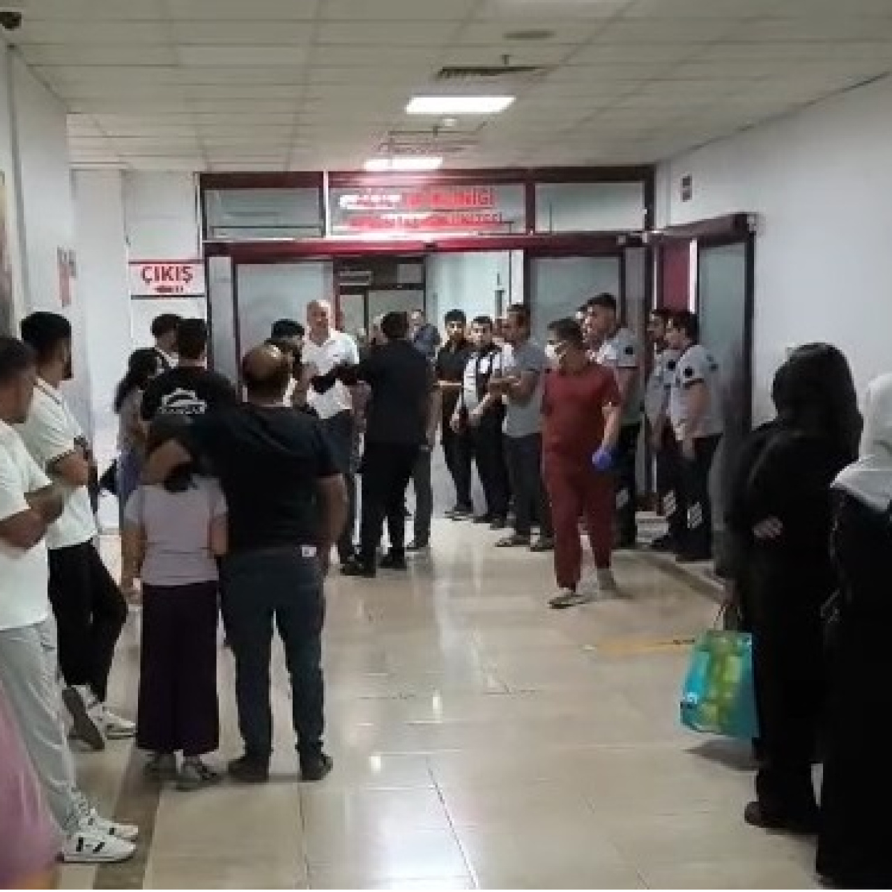 Havai fişek yüzüne isabet etti!
