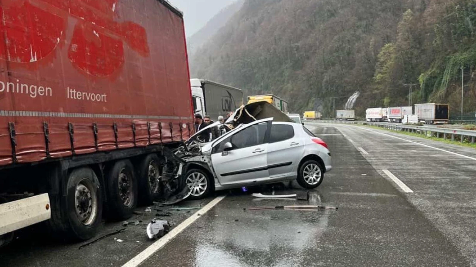 Park halindeki tıra çaptı: 2 kişi feci şekilde öldü