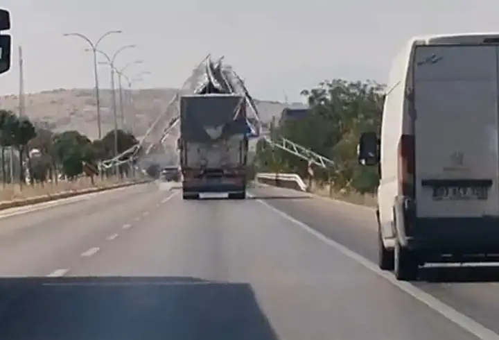 Damper kazası kamerada: Yön levhasını yıktı