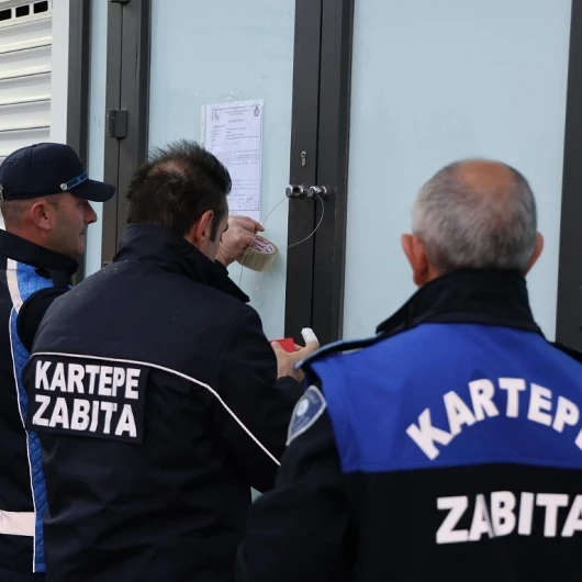 Kartepe'de İhlalleri Süren Zincir Markete Ağır Yaptırım: Son Kullanma Tarihi Geçmiş Ürün Satan Hakmar Mühürlendi