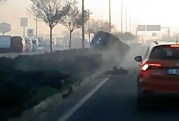 Yine makas terörü: Çarptığı otomobil devrildi! Kaza kamerada