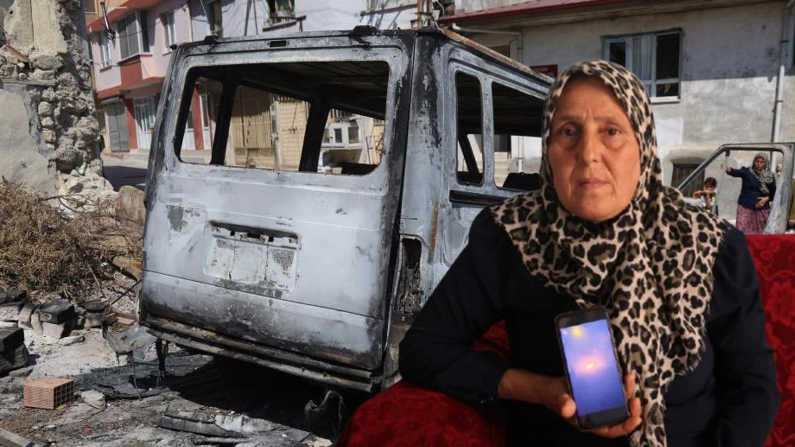 Eşini kanserden kaybeden kadının 'ekmek teknem' dediği minibüsü yandı