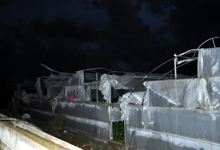 Antalya'da hortum; seralar zarar gördü, evlerin çatısı uçtu