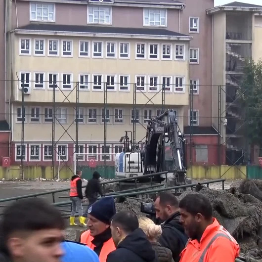 Ayazağa’da Selin Ardından Dere Yatağında Bulunan Stadyumun Yıkımına Başlandı