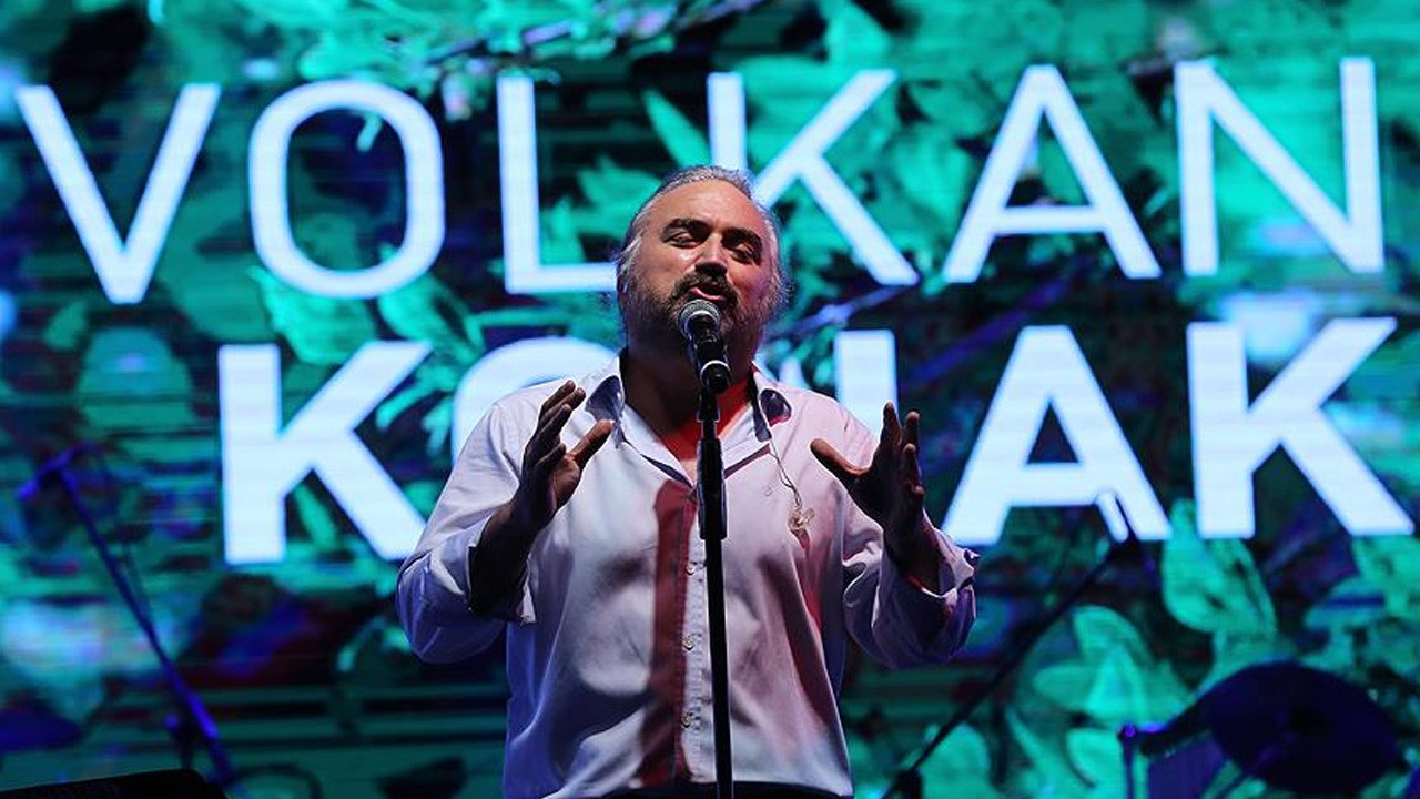 Son dakika: Şarkıcı Volkan Konak, sahnede fenalaştı