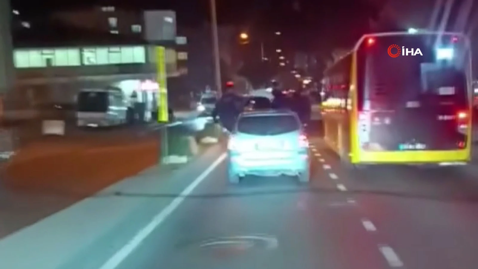 Arnavutköy’de araç üstünde tehlikeli yolculuk! O anlar kamerada