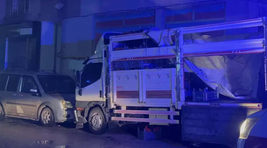 Mersin'de feci olay. Evin balkonundan kamyonet kasasına düştü